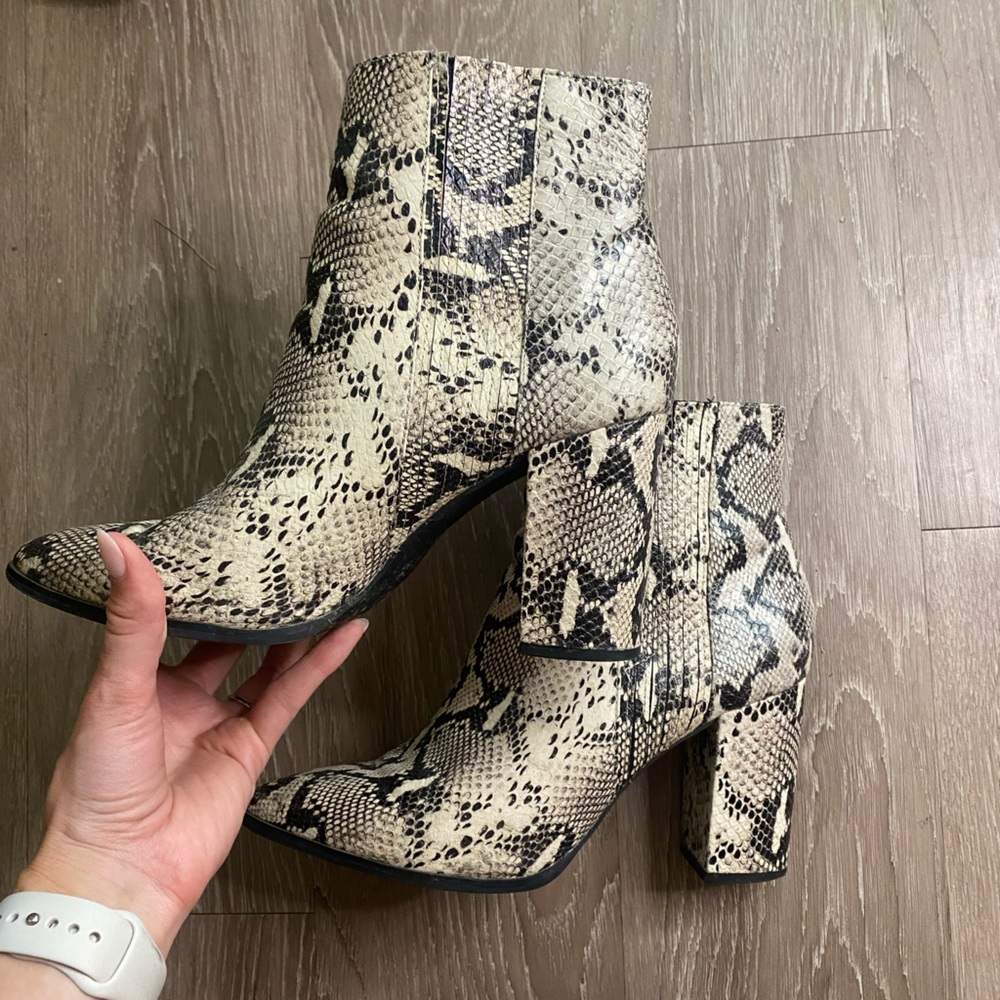 Seychelles Accordion Black And White Python Leath… - image 8